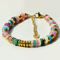 Bracelet femme en pierres de cristal multicolores avec perles dorées et fermoir chaîne ajustable.