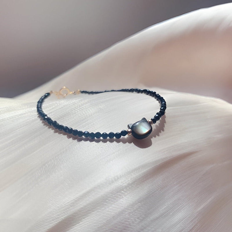 Bracelet femme en perles noires avec tête de chat argentée en cristal, modèle Karla.