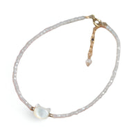 Bracelet femme avec perles blanches et tête de chat en cristal nacré sur chaîne fine dorée.