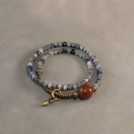Bracelet en pierres jaspe bleu, agate rouge, perles rondes mates et fermoir cuivre spiralé.