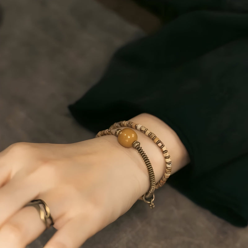 Bracelet femme en pierres jaunes de jaspe et d'agate avec perles métalliques cuivre, style double tour.