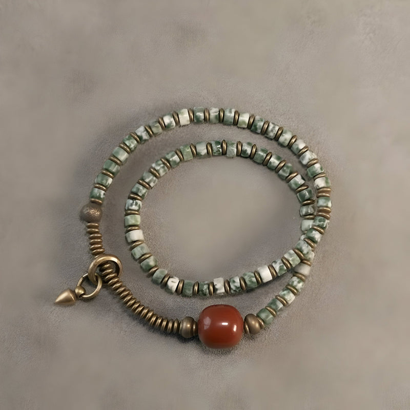 Bracelet double tour en pierres jaspe vert pâle, perle agate rouge brique, fermoir cuivre vieilli.