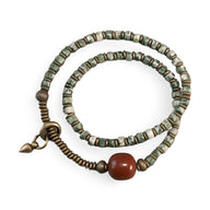 Bracelet femme en pierres de jaspe vert et cuivre avec perle rouge et fermoir boucle.