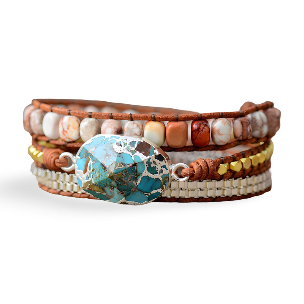 Bracelet multi-rangs femme en pierres turquoise et jaspe, perles blanches, jaunes et marron, détail coquillage bleu au centre.