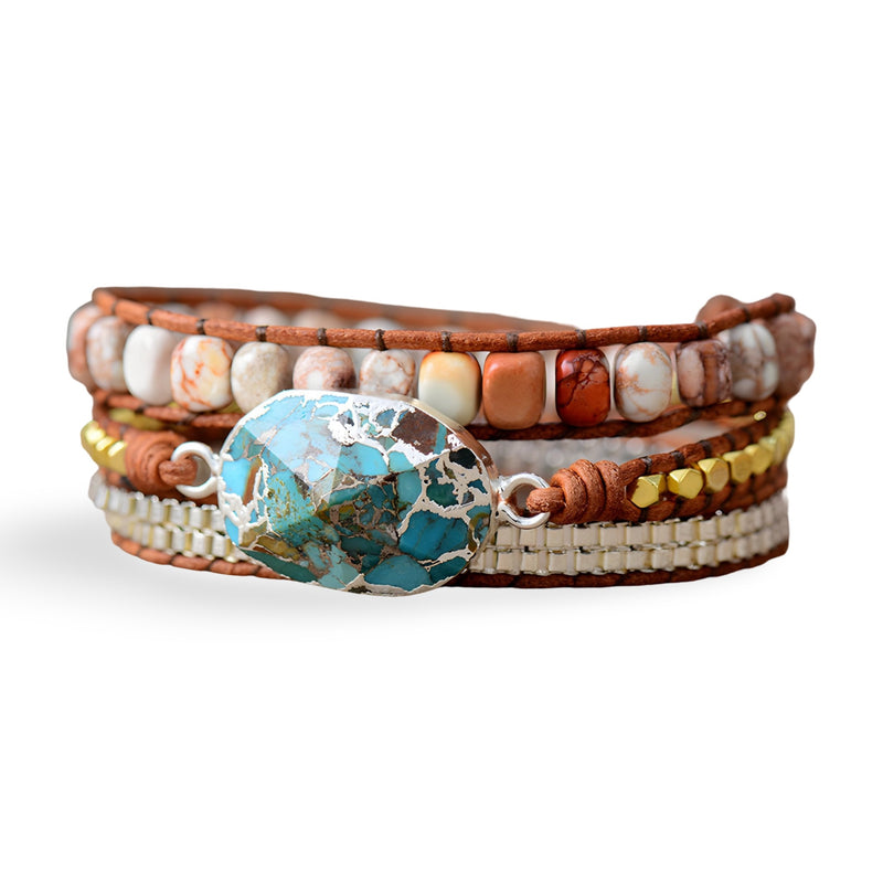 Bracelet multi-rangs femme en pierres turquoise et jaspe, perles blanches, jaunes et marron, détail coquillage bleu au centre.