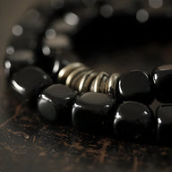 Bracelet femme multi-couches en pierres d'onyx cubiques noires avec détails en cuivre.