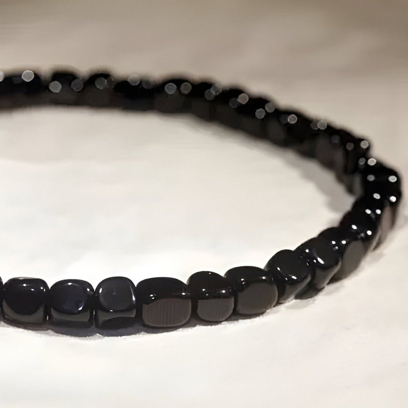 Bracelet multi-couches en pierres d'onyx cubiques noires brillantes pour femme.