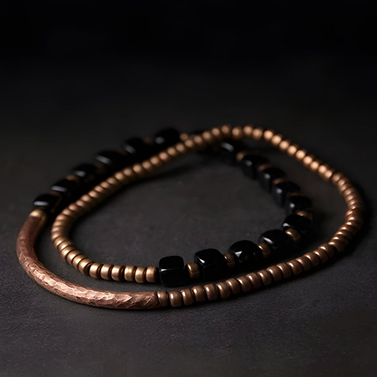 Bracelet femme en pierres d'onyx noires et perles en cuivre patiné modèle Dorothée.