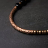 Bracelet femme en cuivre martelé avec perles d'onyx noir et petits anneaux en cuivre.