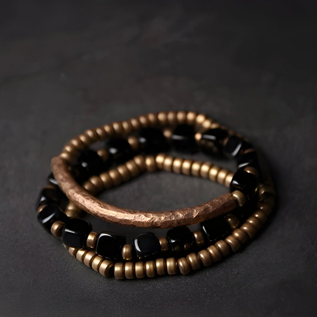 Bracelet femme Dorothée composé de pierres d'onyx noires et perles en cuivre vieilli.