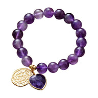 Bracelet élastique en perles d'améthyste violette 10mm avec pendentifs cœur et médaille dorés.