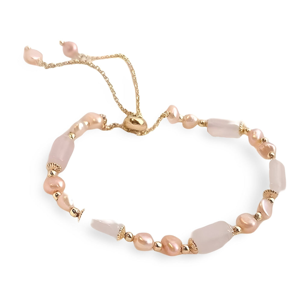 Bracelet réglable en perles roses et pierres naturelles facettées roses avec fermoir doré.