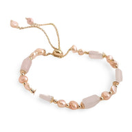 Bracelet réglable en perles roses et pierres naturelles facettées roses avec fermoir doré.