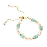 Bracelet délicat en perles blanches et pierres d'aventurine vert clair avec chaîne dorée ajustable.