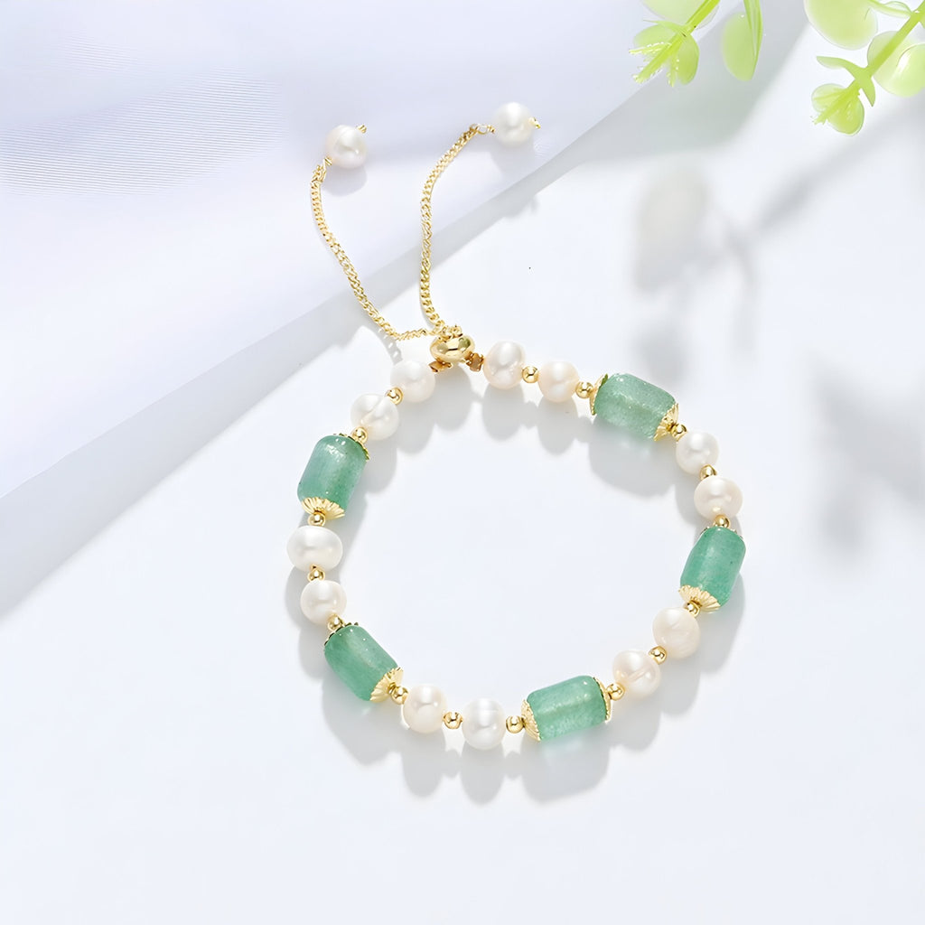 Bracelet femme en perles blanches et pierres naturelles aventurine vert clair avec chaîne dorée ajustable.