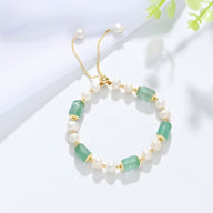 Bracelet femme en perles blanches et pierres naturelles aventurine vert clair avec chaîne dorée ajustable.