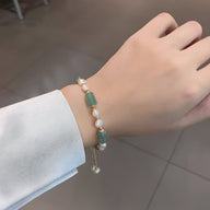 Bracelet femme en pierres naturelles aventurine vertes et perles blanches, modèle Tona ajustable.