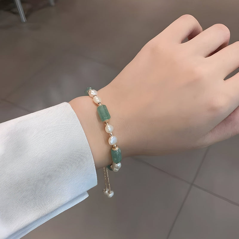 Bracelet femme en pierres naturelles aventurine vertes et perles blanches, modèle Tona ajustable.