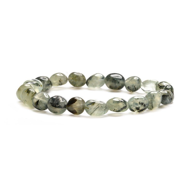 Bracelet asymétrique en pierres naturelles translucides vert clair avec inclusions noires, fini lisse et poli.
