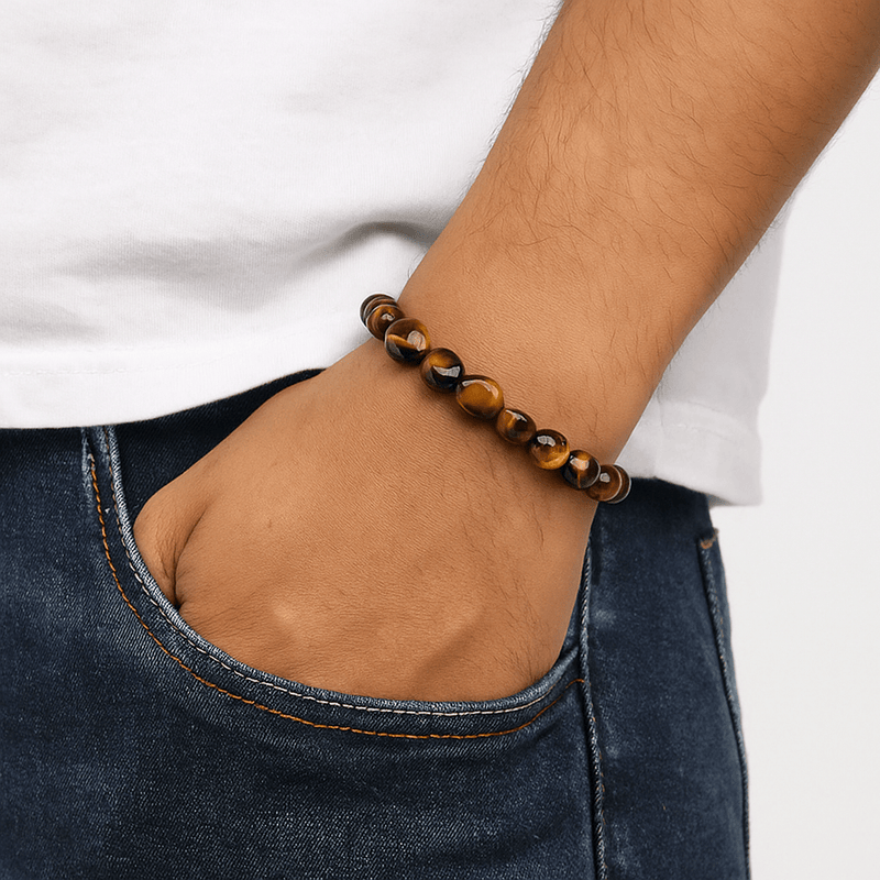 Bracelet asymétrique en pierres naturelles œil de tigre sur poignet, style décontracté.