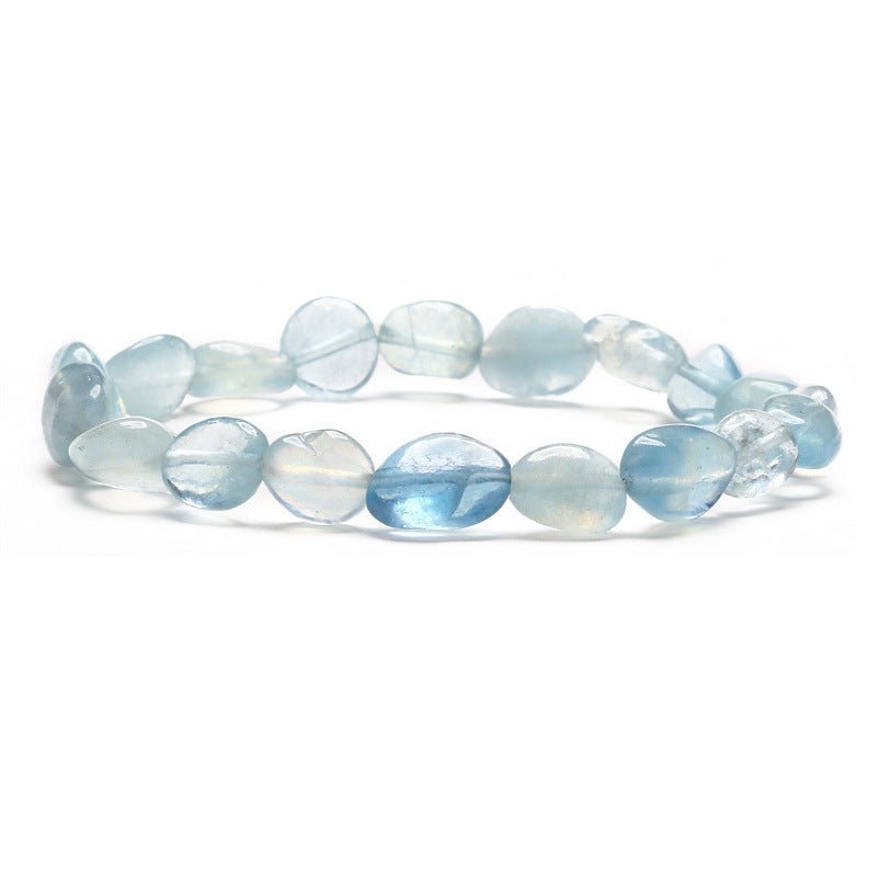 Bracelet asymétrique en pierres naturelles d'aigue-marine, perles ovales translucides bleu pâle et blanc délicat.