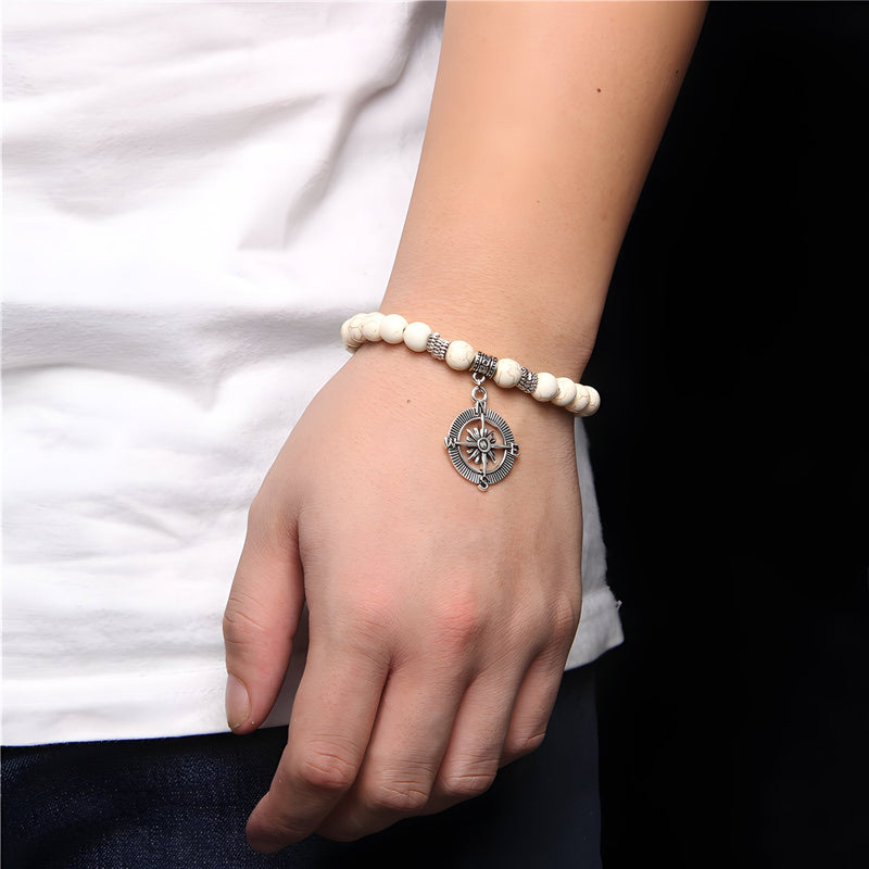 Bracelet homme perles blanches naturelles avec charm boussole en métal argenté.