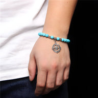 Bracelet homme en perles turquoise avec charm boussole en métal argenté.