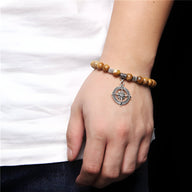 Bracelet homme en perles bois avec charm boussole en métal argenté, style naturel et élégant.