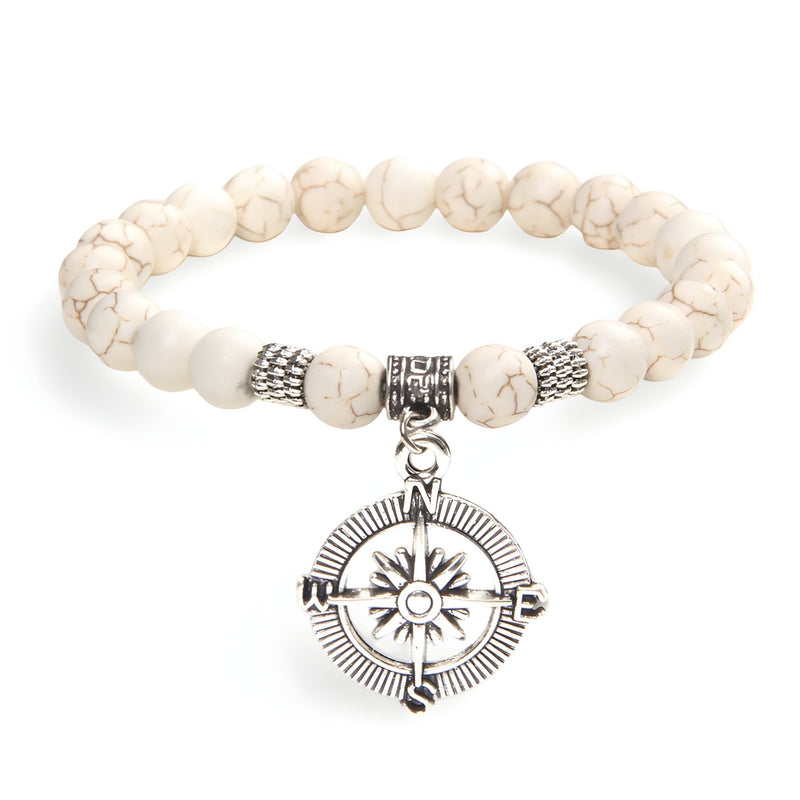 Bracelet homme perles blanches en pierre naturelle avec charm boussole argenté détaillé.