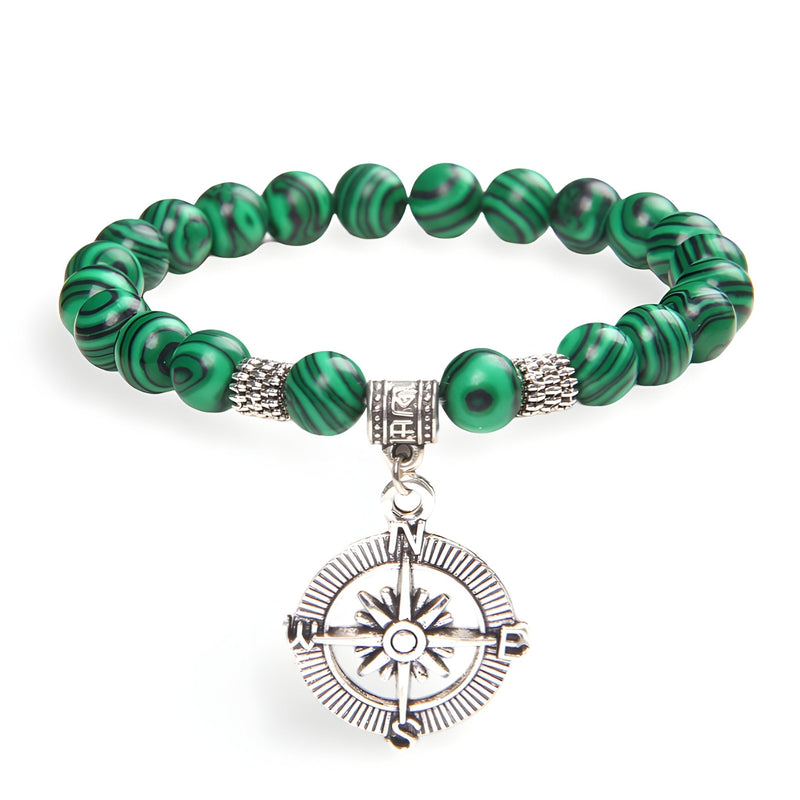 Bracelet homme en malachite avec perles rondes et charm boussole argenté détaillé.