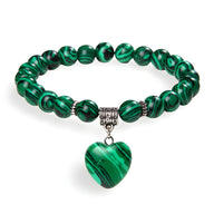 Bracelet en perles de malachite verte avec pendentif cœur assorti en pierre naturelle.