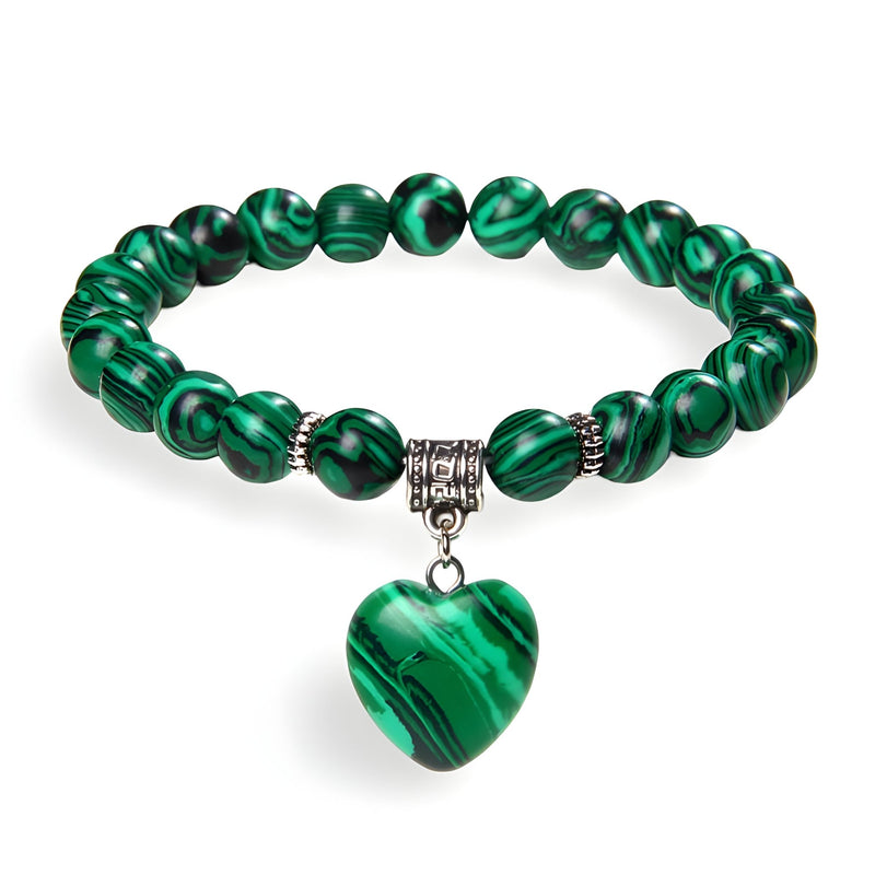 Bracelet en perles de malachite verte avec pendentif cœur assorti en pierre naturelle.