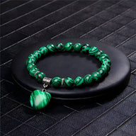 Bracelet mixte en pierres naturelles de malachite avec perles rondes et charm cœur en malachite suspendu.