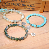 Bracelet mixte en pierres naturelles vertes avec charm fleur de lotus argenté, style perles rondes.