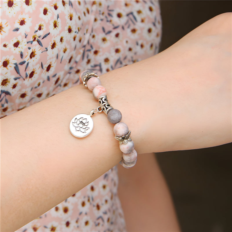 Bracelet mixte en pierres naturelles quartz rose avec charm fleur de lotus argenté.