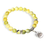 Bracelet en perles jaunes specklées avec charm en métal argenté fleur de lotus.