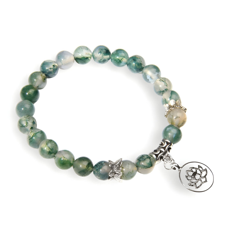 Bracelet mixte en pierres naturelles vertes avec charm fleur de lotus argenté et détail perles scintillantes.
