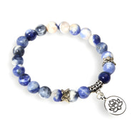 Bracelet mixte perles naturelles bleues et blanches, charme fleur de lotus en métal argenté.