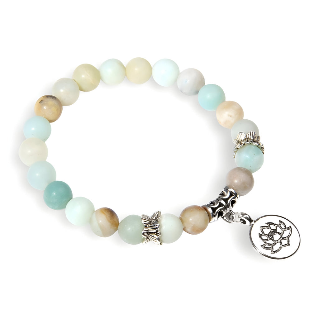 Bracelet mixte en perles turquoise et beige, charm fleur de lotus argenté suspendu.