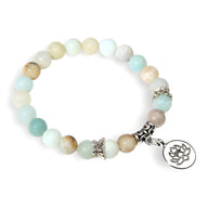 Bracelet mixte en perles turquoise et beige, charm fleur de lotus argenté suspendu.