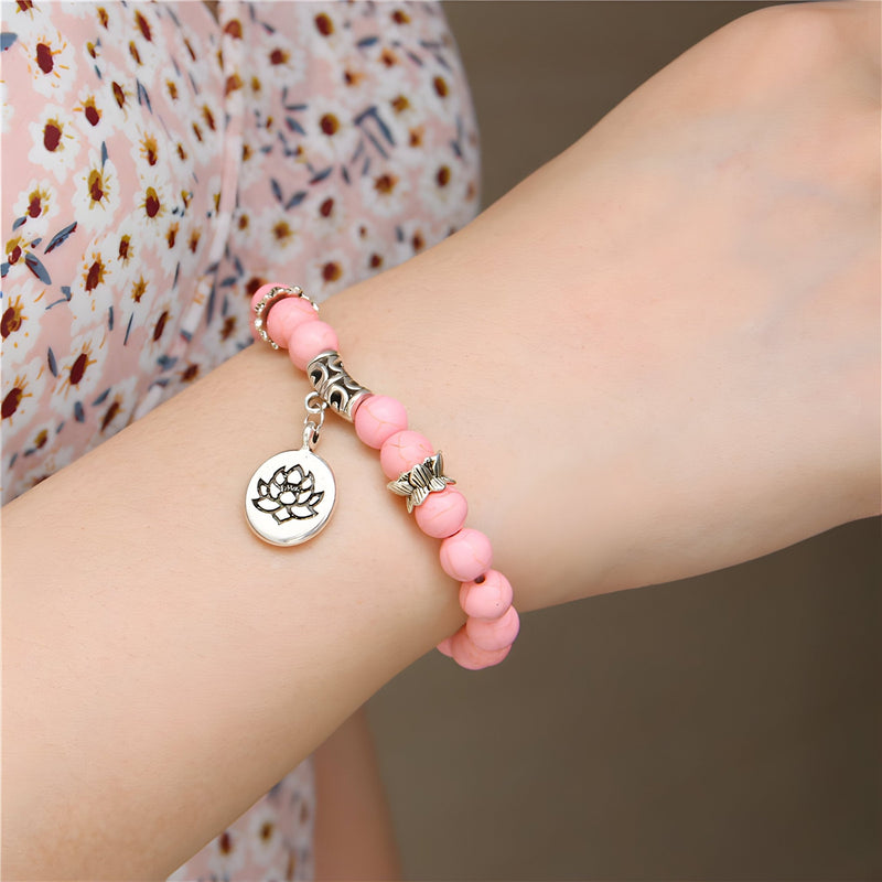 Bracelet mixte en perles roses quartz avec charm fleur de lotus en métal argenté.