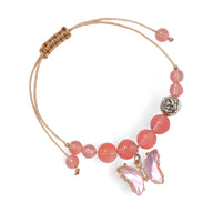 Bracelet femme cordon beige perles roses et charm papillon en pierre naturelle rose translucide.