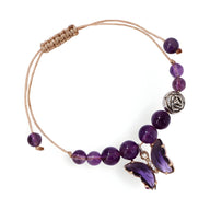 Bracelet femme en améthyste avec charms papillons violet et cordon beige ajustable.