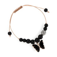 Bracelet ajustable en pierres noires et pendentifs papillon noirs avec chaîne tressée beige.