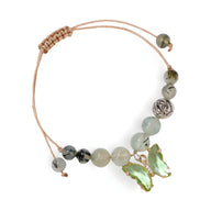 Bracelet réglable en cordon beige avec pierres naturelles grises et vertes, charm papillon vert pâle en métal argenté.