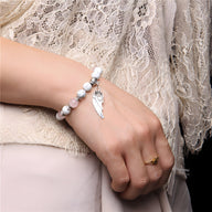 Bracelet mixte en pierres blanches marbrées avec charm plume argenté, style Dakota.