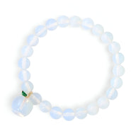 Bracelet mixte en pierres naturelles blanches translucides avec charm pomme en métal et agate verte.