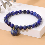 Bracelet mixte en lapis lazuli avec perles rondes bleues et charme pomme assorti en pierre naturelle.