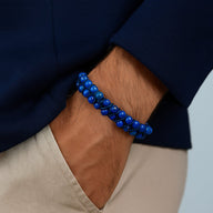 Bracelet double rang en pierres naturelles bleu lapis lazuli sur poignet, style encordé.