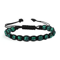 Bracelet mixte en pierres naturelles de malachite entrelacées d'une corde noire réglable.